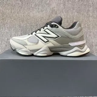 New Balance ग्रे सफेद मल्टी लेयर मिडसोल मेश एंड सिंथेटिक ओवरले चंकी स्नीकर्स