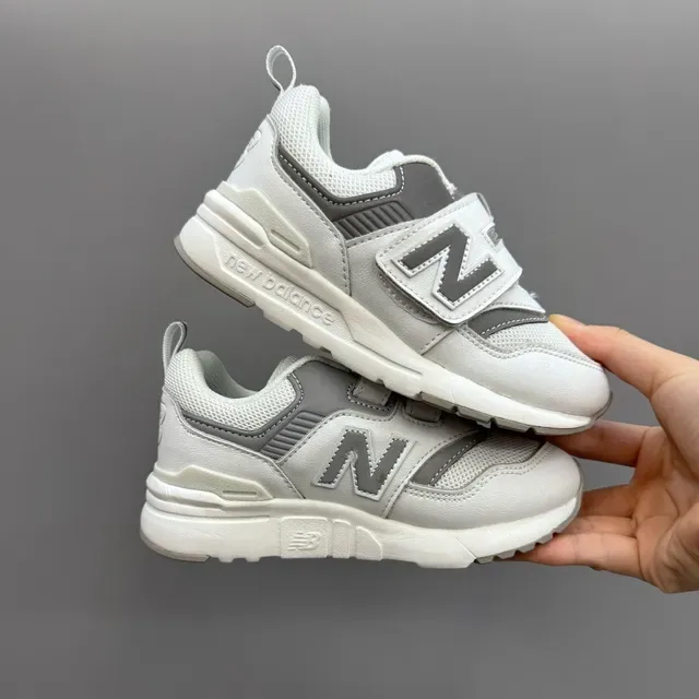 New Balance Tênis Lifestyle Cinza Branco com Fechamento Velcro com Alça, Upper de Malha e Camurça com Camadas 9