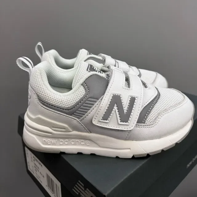 New Balance Tênis Lifestyle Cinza Branco com Fechamento Velcro com Alça, Upper de Malha e Camurça com Camadas 10