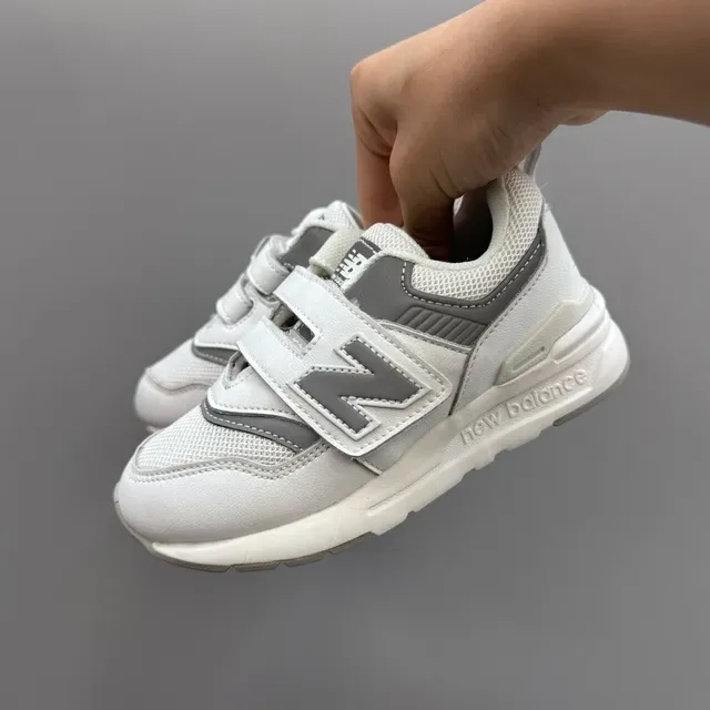 New Balance Tênis Lifestyle Cinza Branco com Fechamento Velcro com Alça, Upper de Malha e Camurça com Camadas 11
