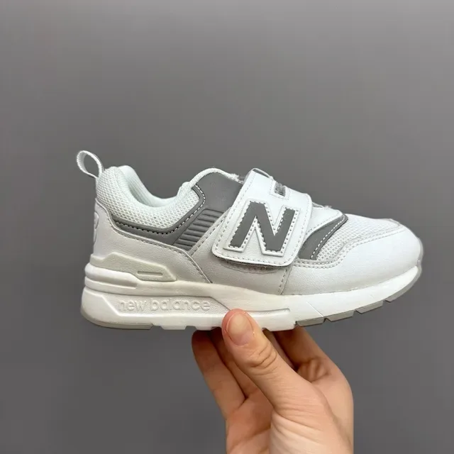 New Balance Tênis Lifestyle Cinza Branco com Fechamento Velcro com Alça, Upper de Malha e Camurça com Camadas 12