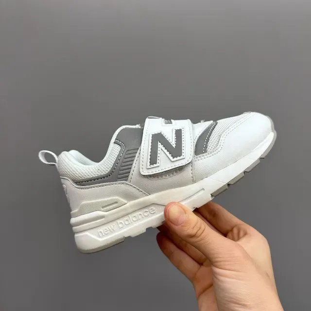 New Balance Tênis Lifestyle Cinza Branco com Fechamento Velcro com Alça, Upper de Malha e Camurça com Camadas 13