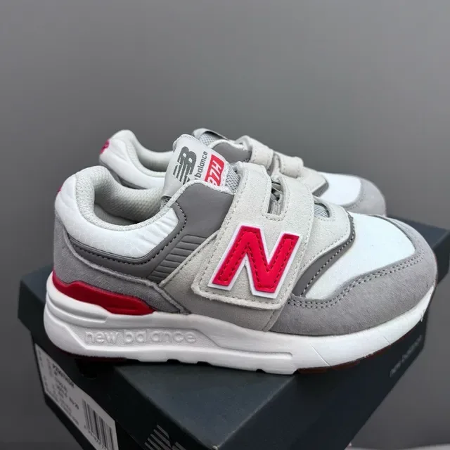 New Balance Tênis Lifestyle Cinza Branco com Fechamento Velcro com Alça, Upper de Malha e Camurça com Camadas 14