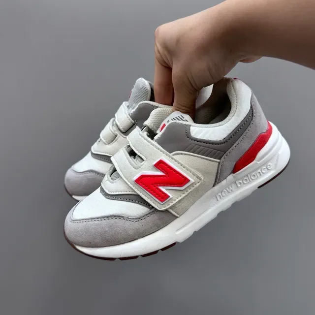 New Balance Tênis Lifestyle Cinza Branco com Fechamento Velcro com Alça, Upper de Malha e Camurça com Camadas 15