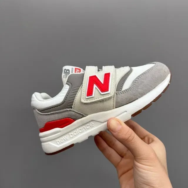 New Balance Tênis Lifestyle Cinza Branco com Fechamento Velcro com Alça, Upper de Malha e Camurça com Camadas 18