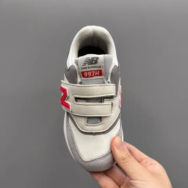 New Balance Tênis Lifestyle Cinza Branco com Fechamento Velcro com Alça, Upper de Malha e Camurça com Camadas 20