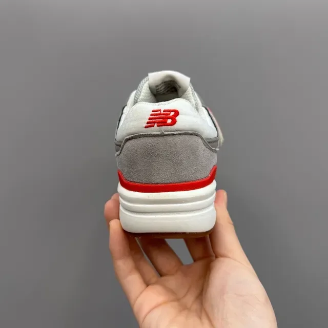New Balance Tênis Lifestyle Cinza Branco com Fechamento Velcro com Alça, Upper de Malha e Camurça com Camadas 21