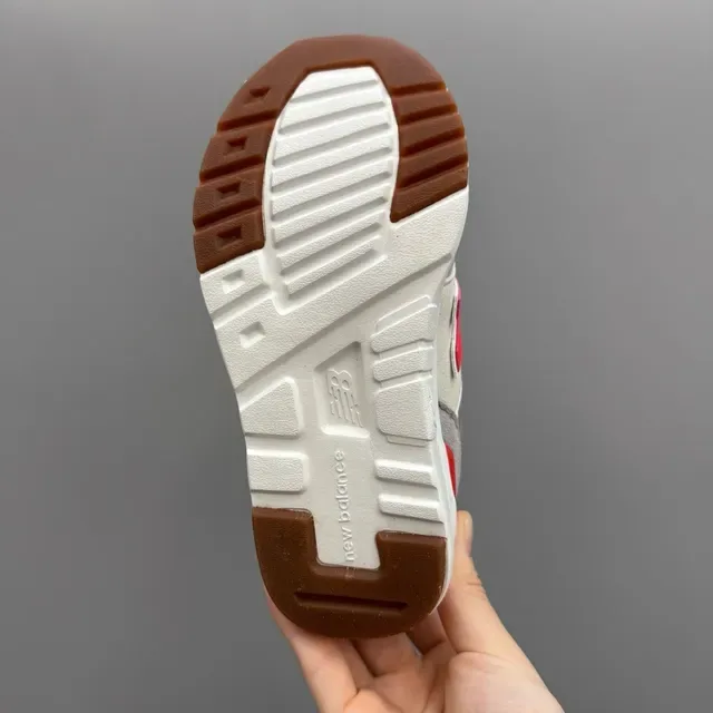 New Balance Tênis Lifestyle Cinza Branco com Fechamento Velcro com Alça, Upper de Malha e Camurça com Camadas 22