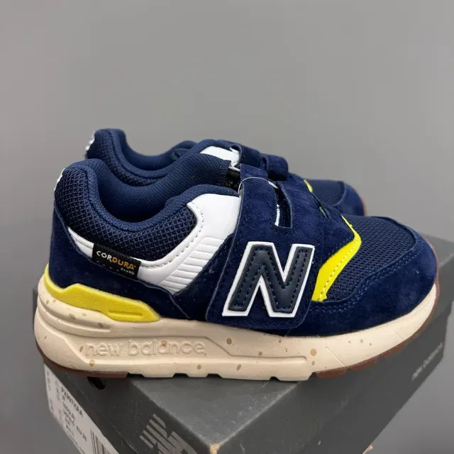 New Balance Tênis Lifestyle Cinza Branco com Fechamento Velcro com Alça, Upper de Malha e Camurça com Camadas 23
