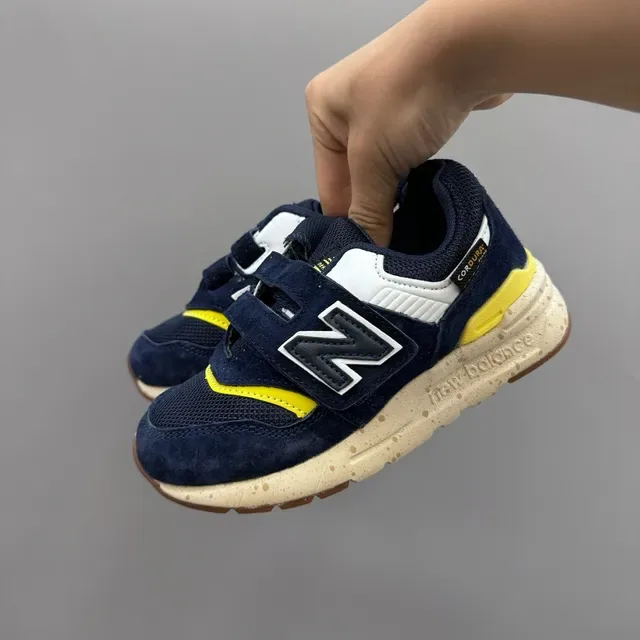 New Balance Tênis Lifestyle Cinza Branco com Fechamento Velcro com Alça, Upper de Malha e Camurça com Camadas 24