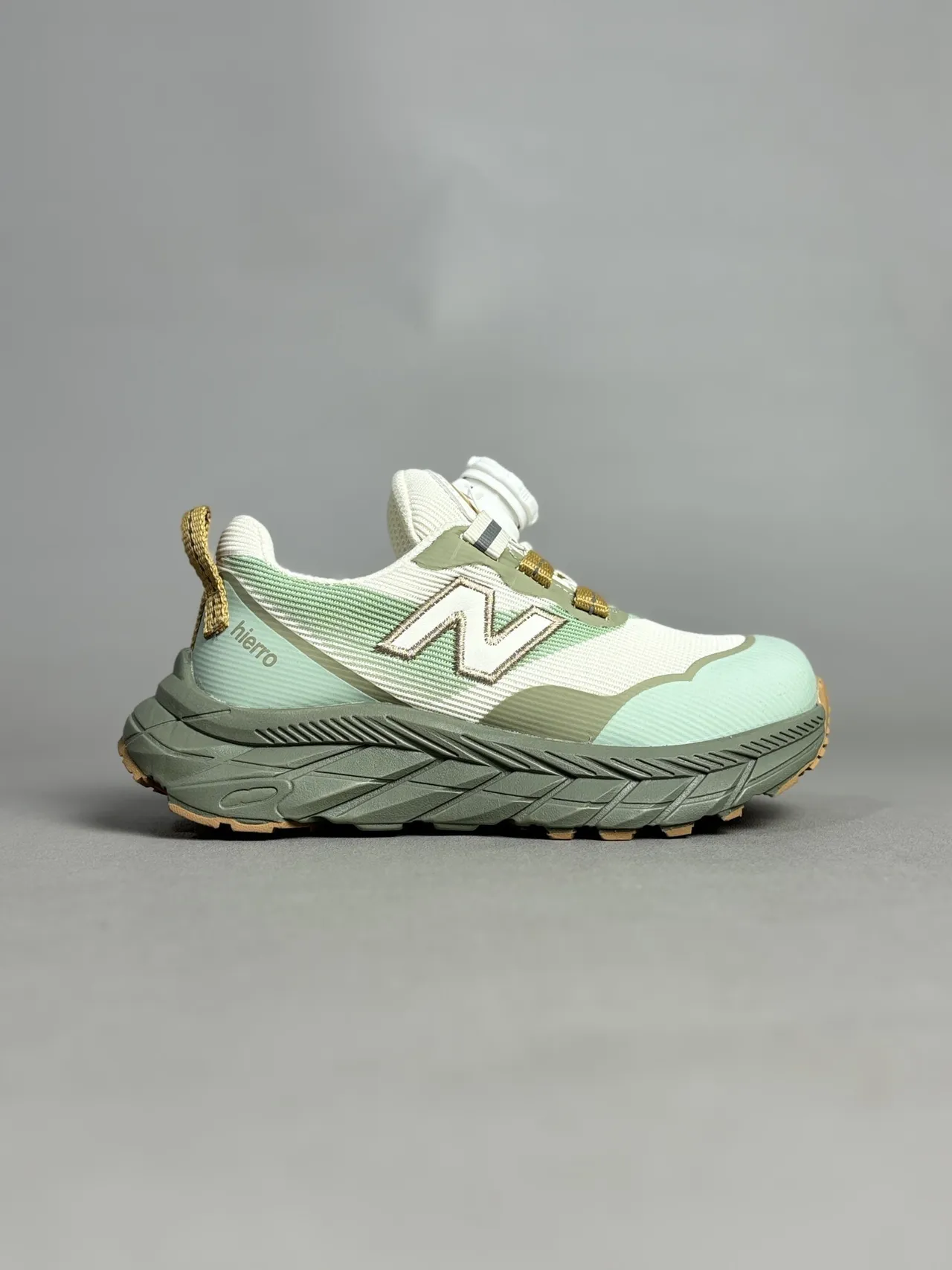 New Balance Hiero গোলাপি বেইজ চাঙ্কি স্নিকার্স 24