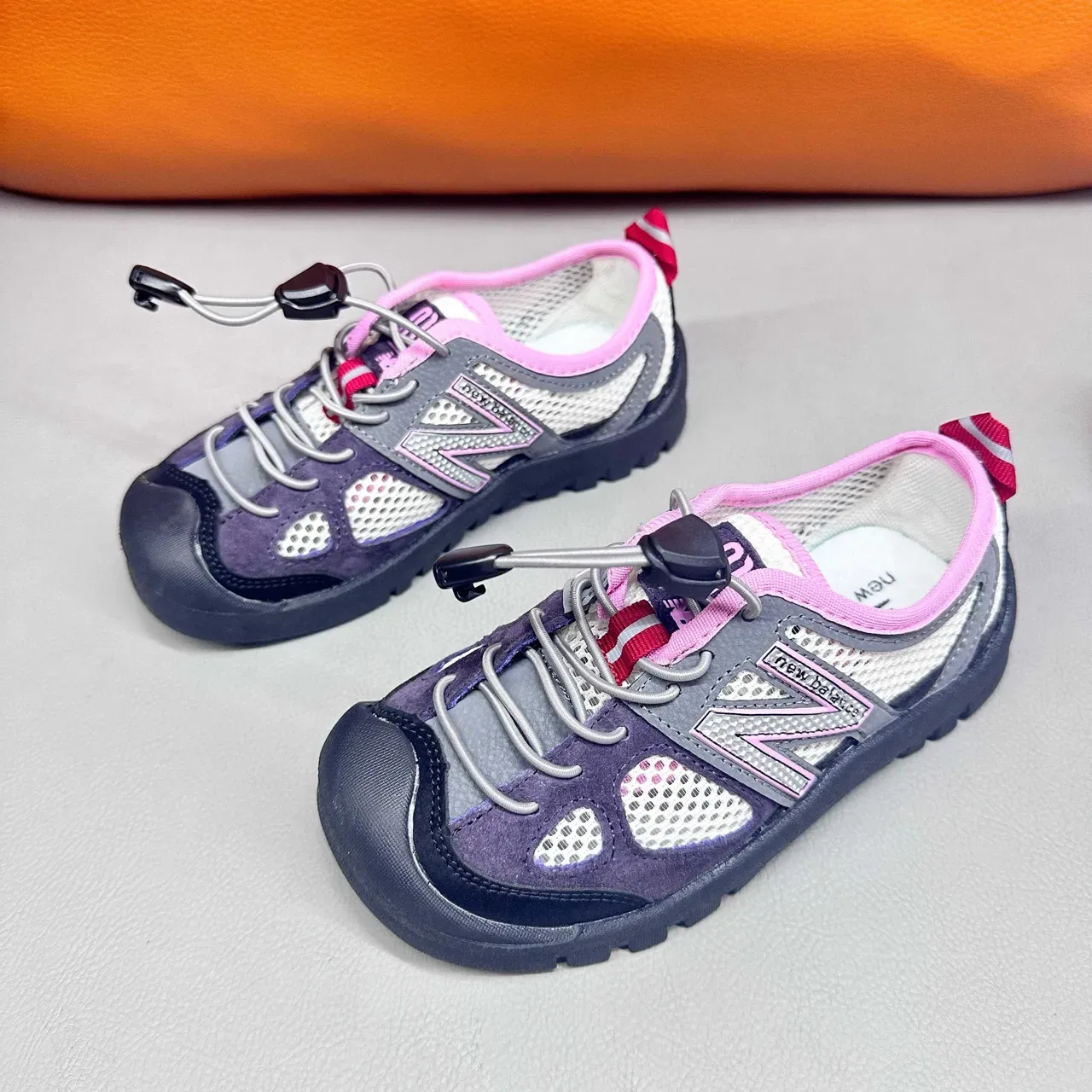 New Balance Zapatillas con upper de malla rosa morada, sin cordones, cierre toggle 16