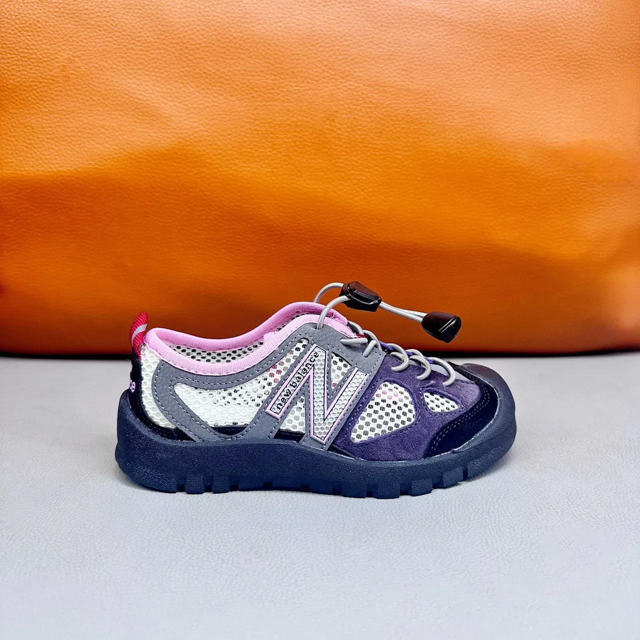 New Balance Zapatillas con upper de malla rosa morada, sin cordones, cierre toggle 17