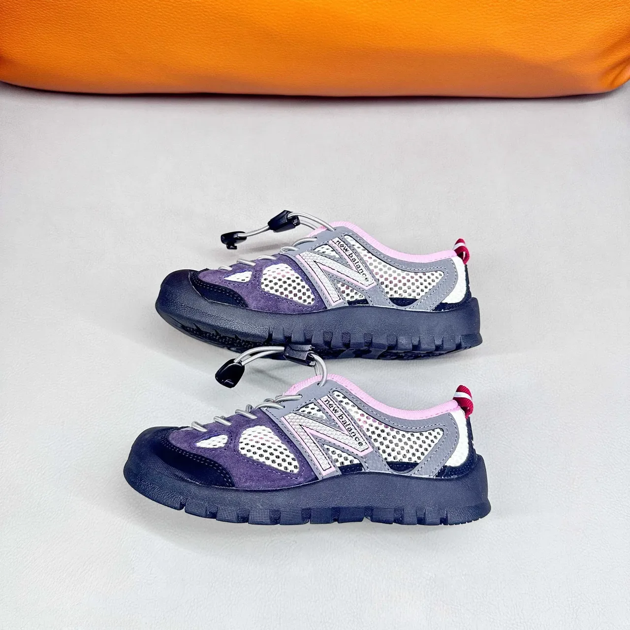 New Balance Zapatillas con upper de malla rosa morada, sin cordones, cierre toggle 18