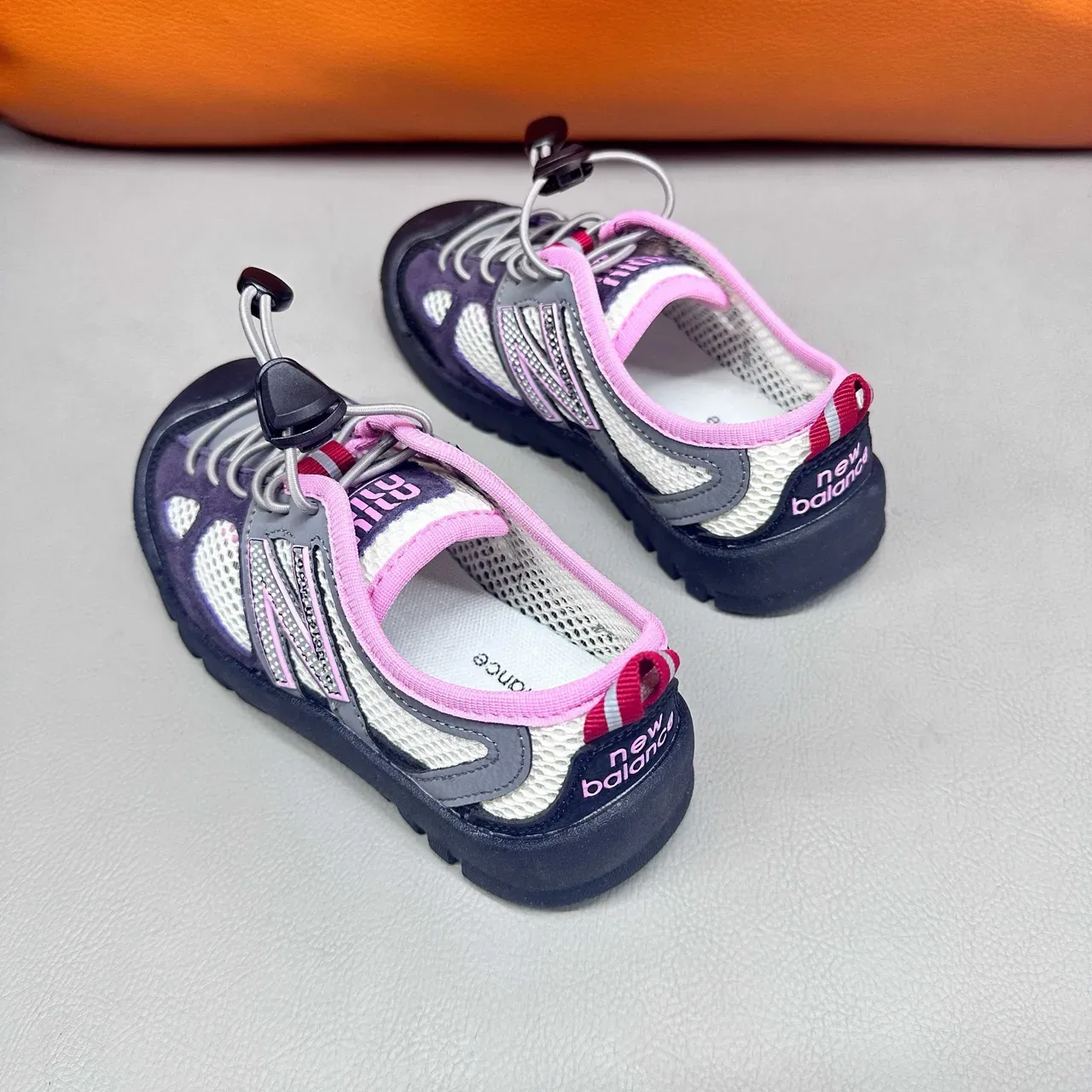 New Balance Zapatillas con upper de malla rosa morada, sin cordones, cierre toggle 19
