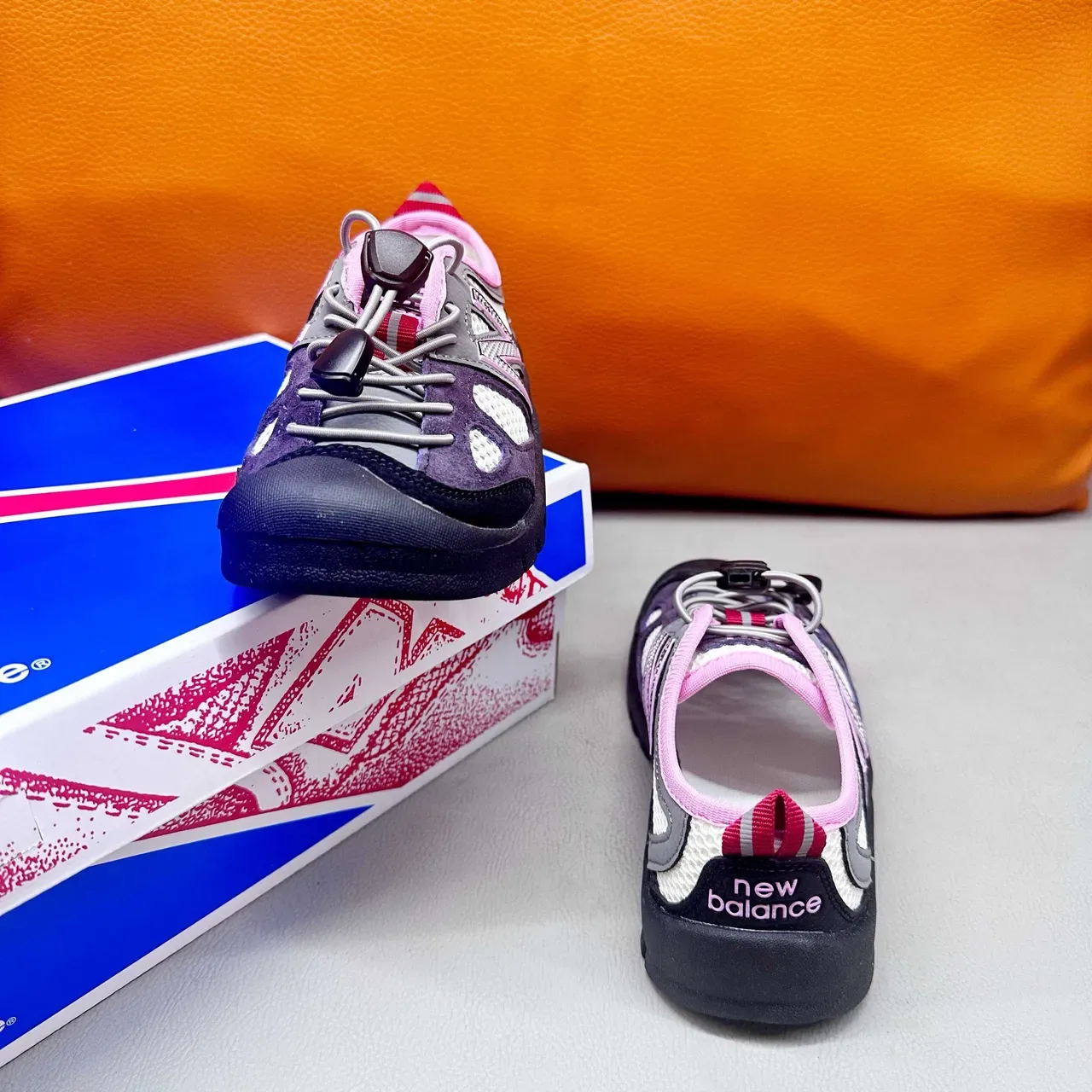 New Balance Zapatillas con upper de malla rosa morada, sin cordones, cierre toggle 20