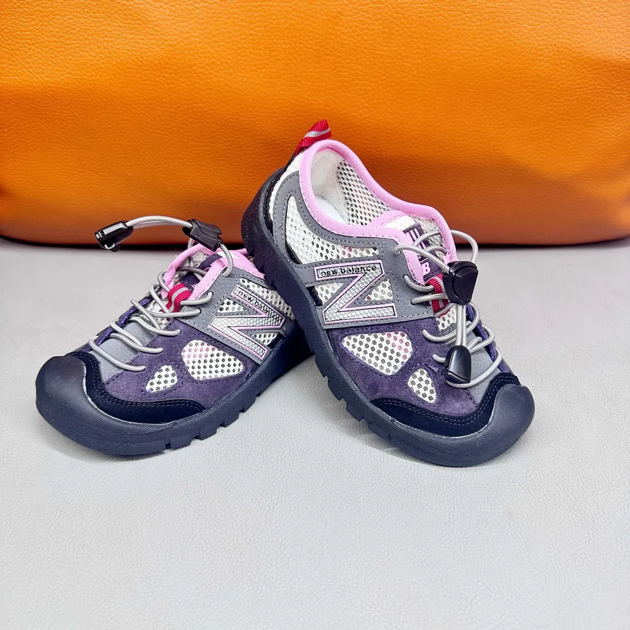 New Balance Zapatillas con upper de malla rosa morada, sin cordones, cierre toggle 21