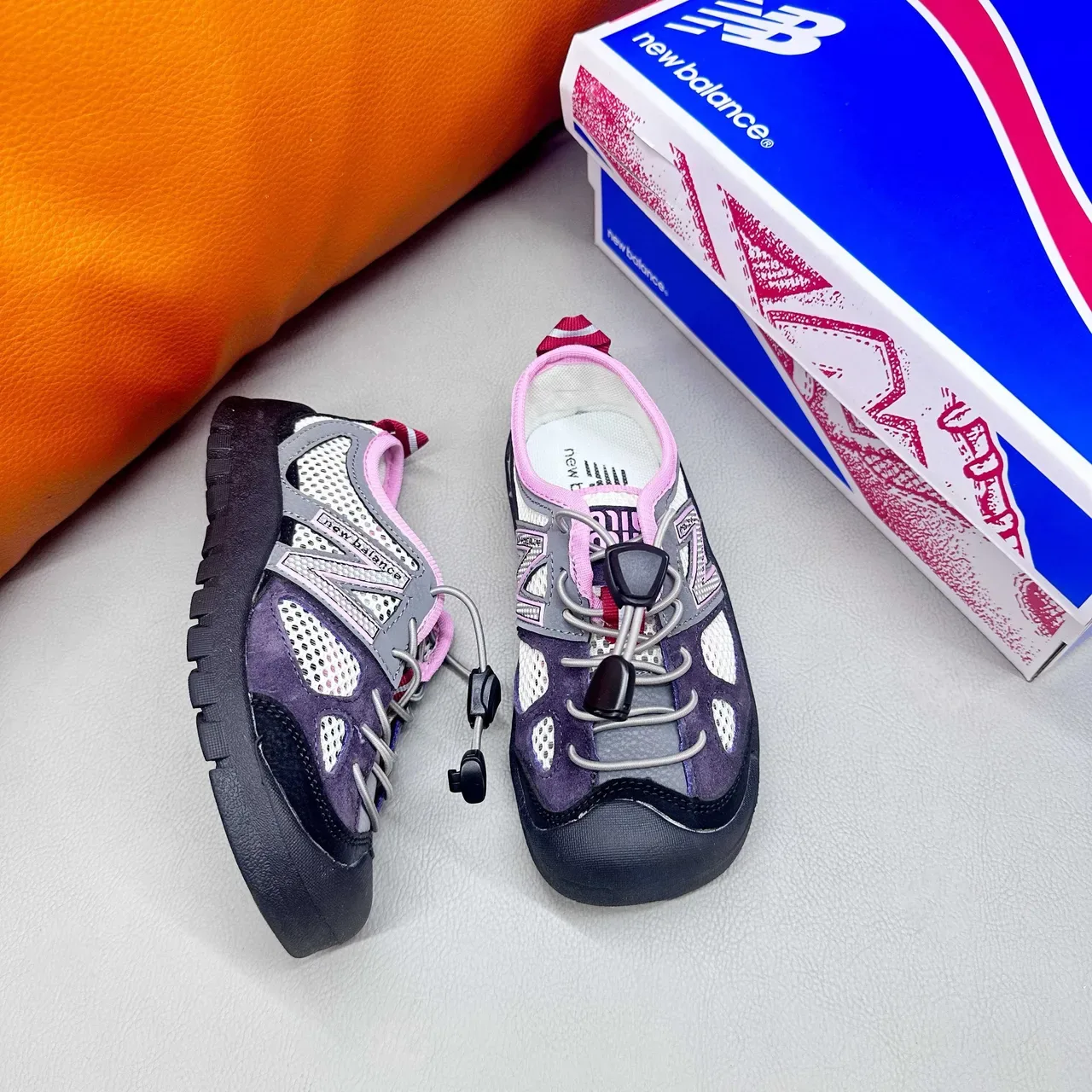 New Balance Zapatillas con upper de malla rosa morada, sin cordones, cierre toggle 22