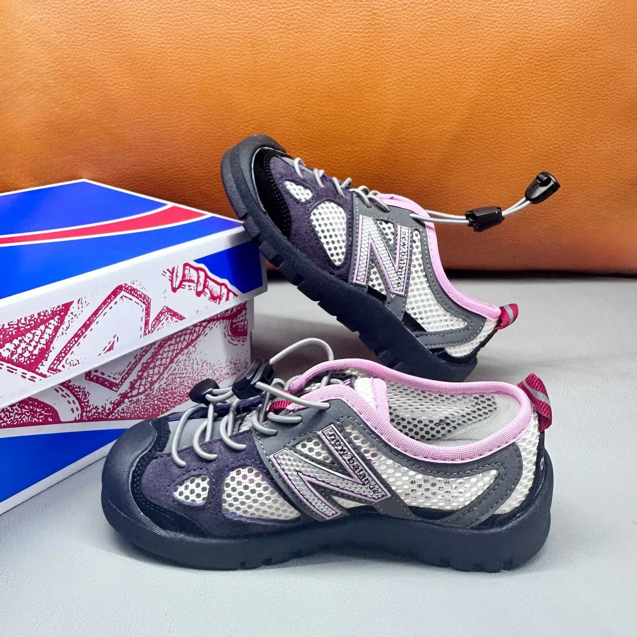 New Balance Zapatillas con upper de malla rosa morada, sin cordones, cierre toggle 23