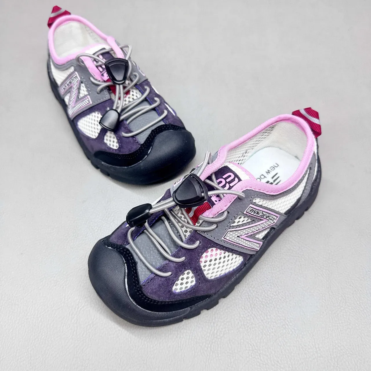 New Balance Zapatillas con upper de malla rosa morada, sin cordones, cierre toggle 24