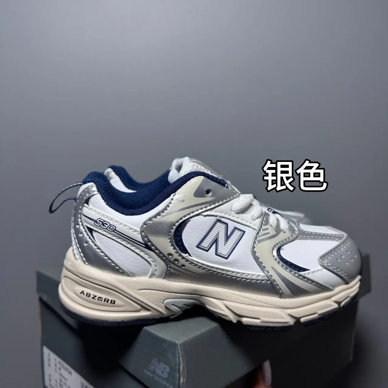 New Balance গোলাপি সাদা চাঙ্কি মিডসোল মিশ্রিত উপাদানের উপর লাইফস্টাইল স্নিকার 4