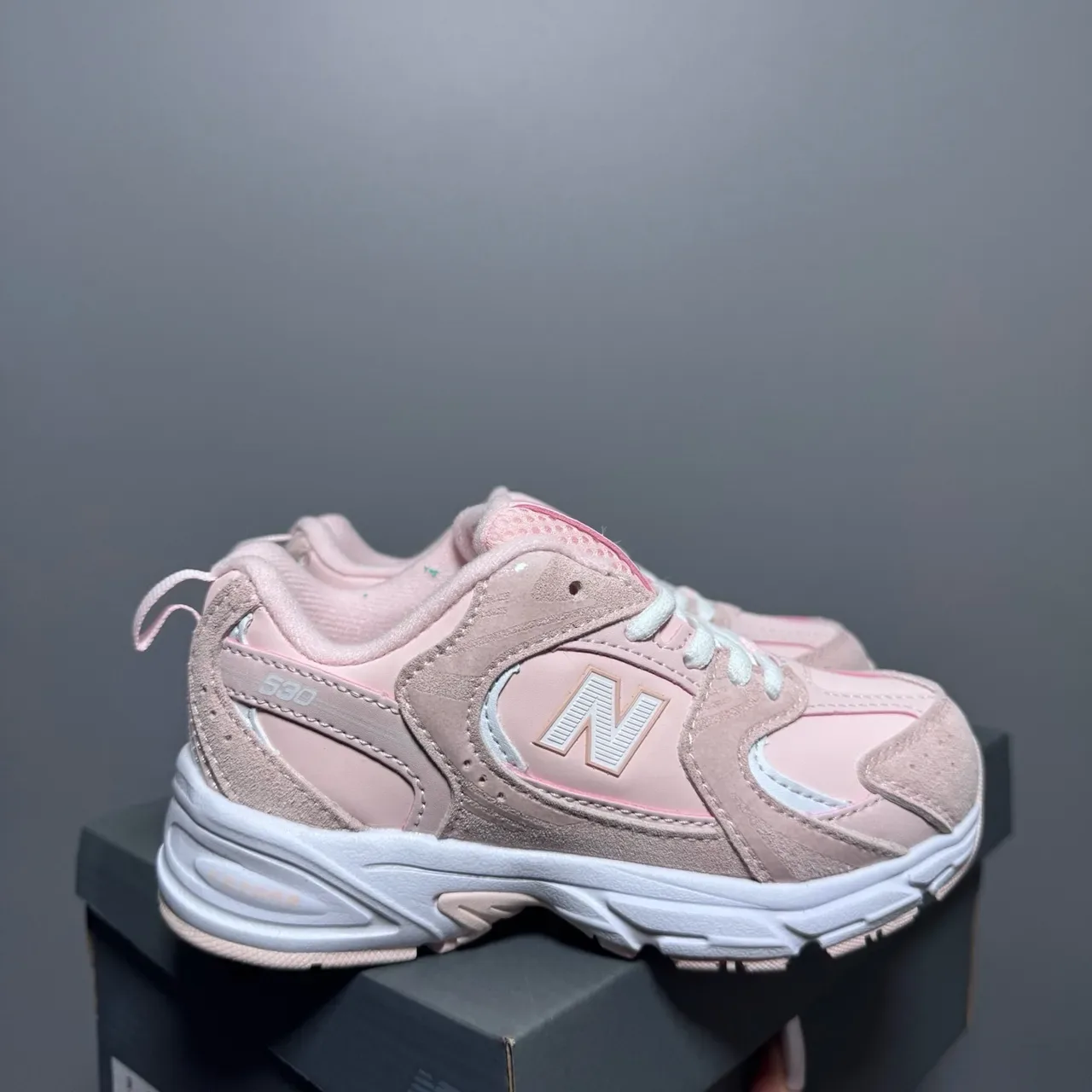 New Balance গোলাপি সাদা চাঙ্কি মিডসোল মিশ্রিত উপাদানের উপর লাইফস্টাইল স্নিকার 7