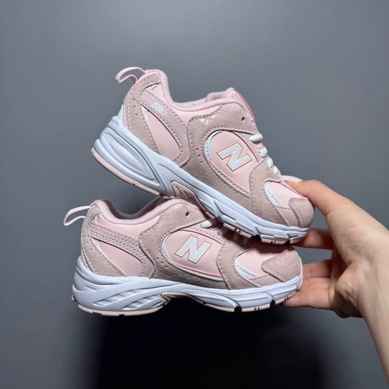 New Balance গোলাপি সাদা চাঙ্কি মিডসোল মিশ্রিত উপাদানের উপর লাইফস্টাইল স্নিকার 8