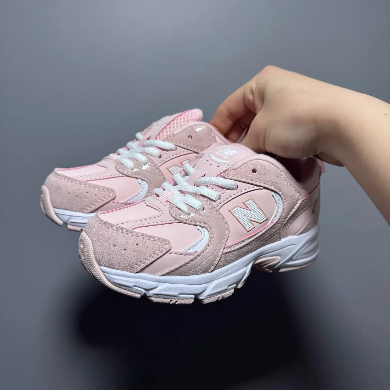 New Balance গোলাপি সাদা চাঙ্কি মিডসোল মিশ্রিত উপাদানের উপর লাইফস্টাইল স্নিকার 9