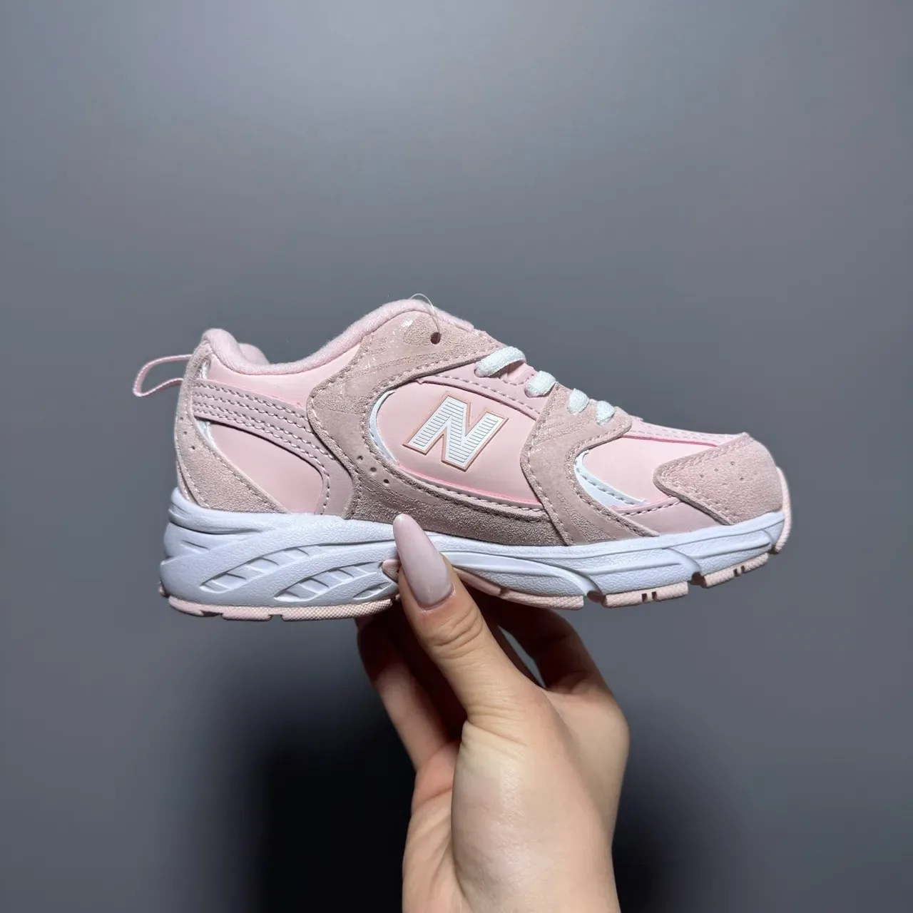 New Balance গোলাপি সাদা চাঙ্কি মিডসোল মিশ্রিত উপাদানের উপর লাইফস্টাইল স্নিকার 10