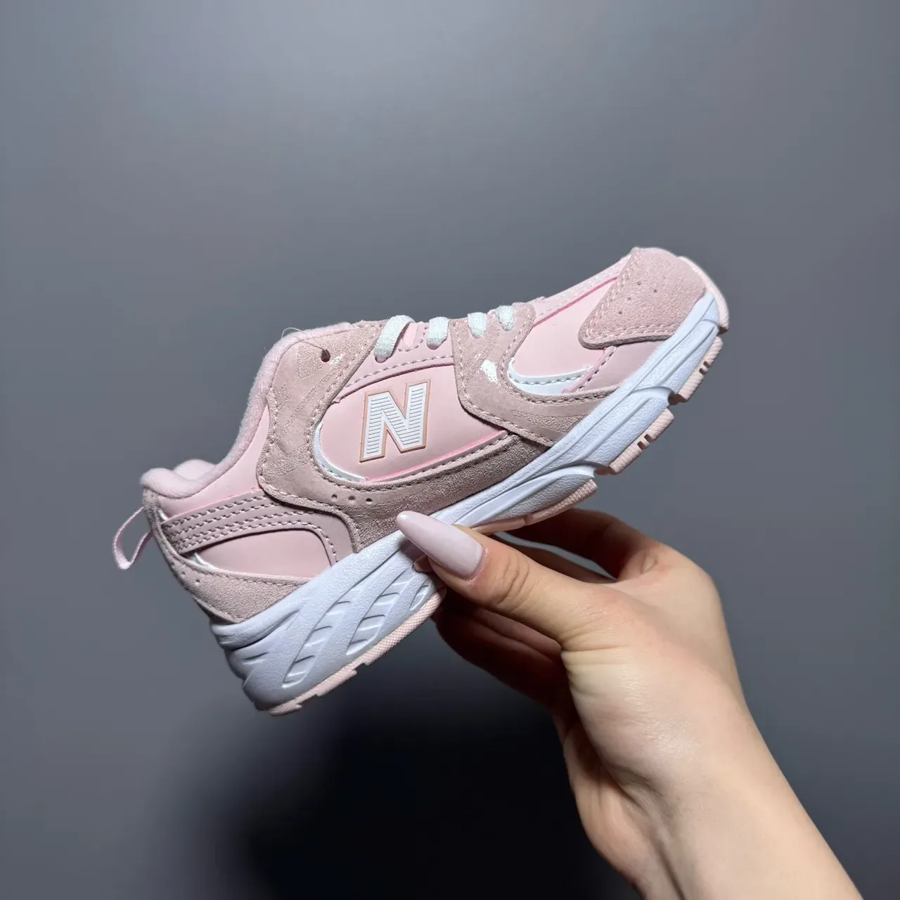 New Balance গোলাপি সাদা চাঙ্কি মিডসোল মিশ্রিত উপাদানের উপর লাইফস্টাইল স্নিকার 11