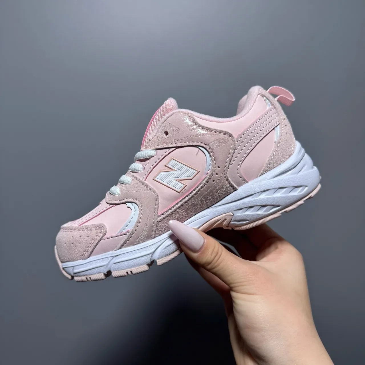 New Balance গোলাপি সাদা চাঙ্কি মিডসোল মিশ্রিত উপাদানের উপর লাইফস্টাইল স্নিকার 12