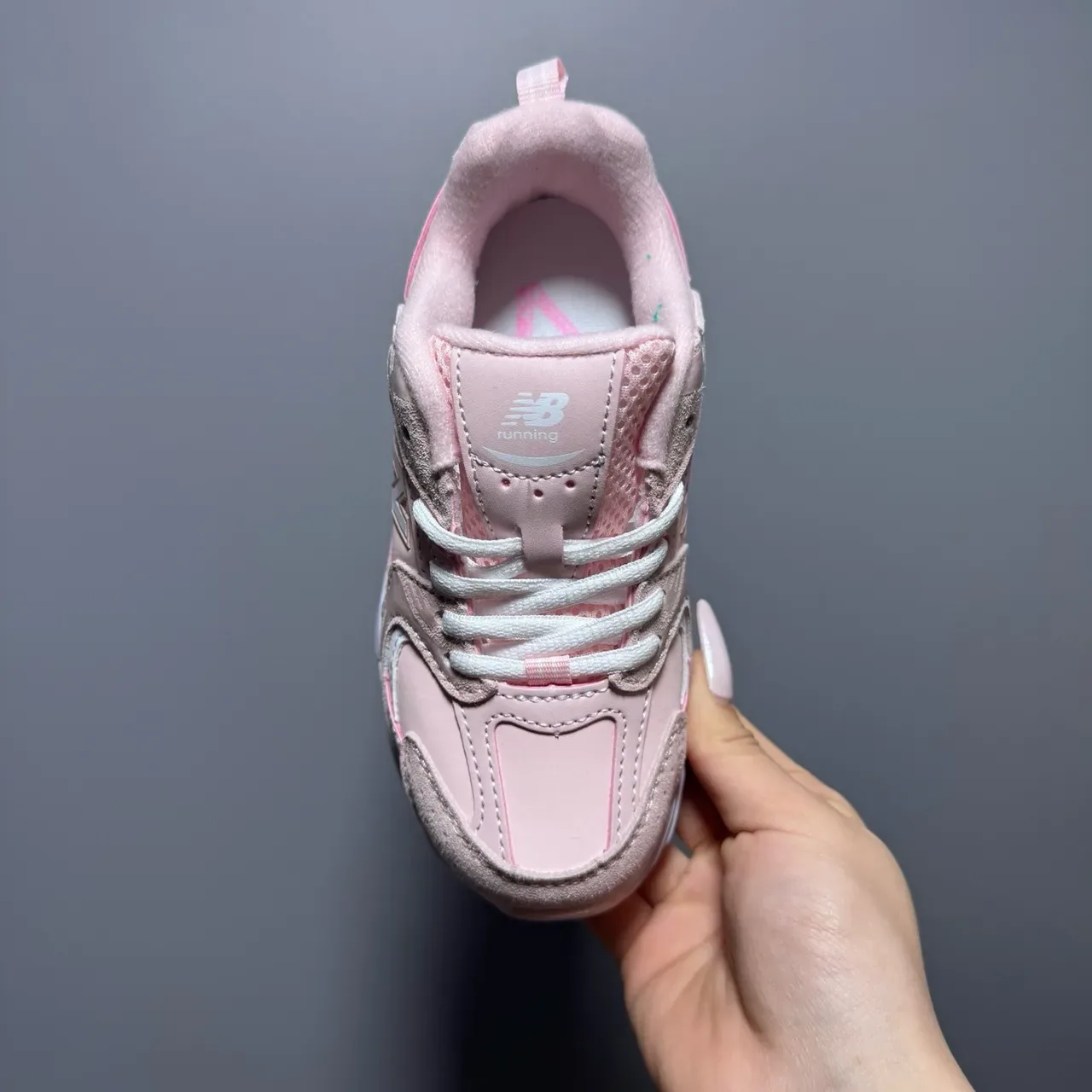 New Balance গোলাপি সাদা চাঙ্কি মিডসোল মিশ্রিত উপাদানের উপর লাইফস্টাইল স্নিকার 13