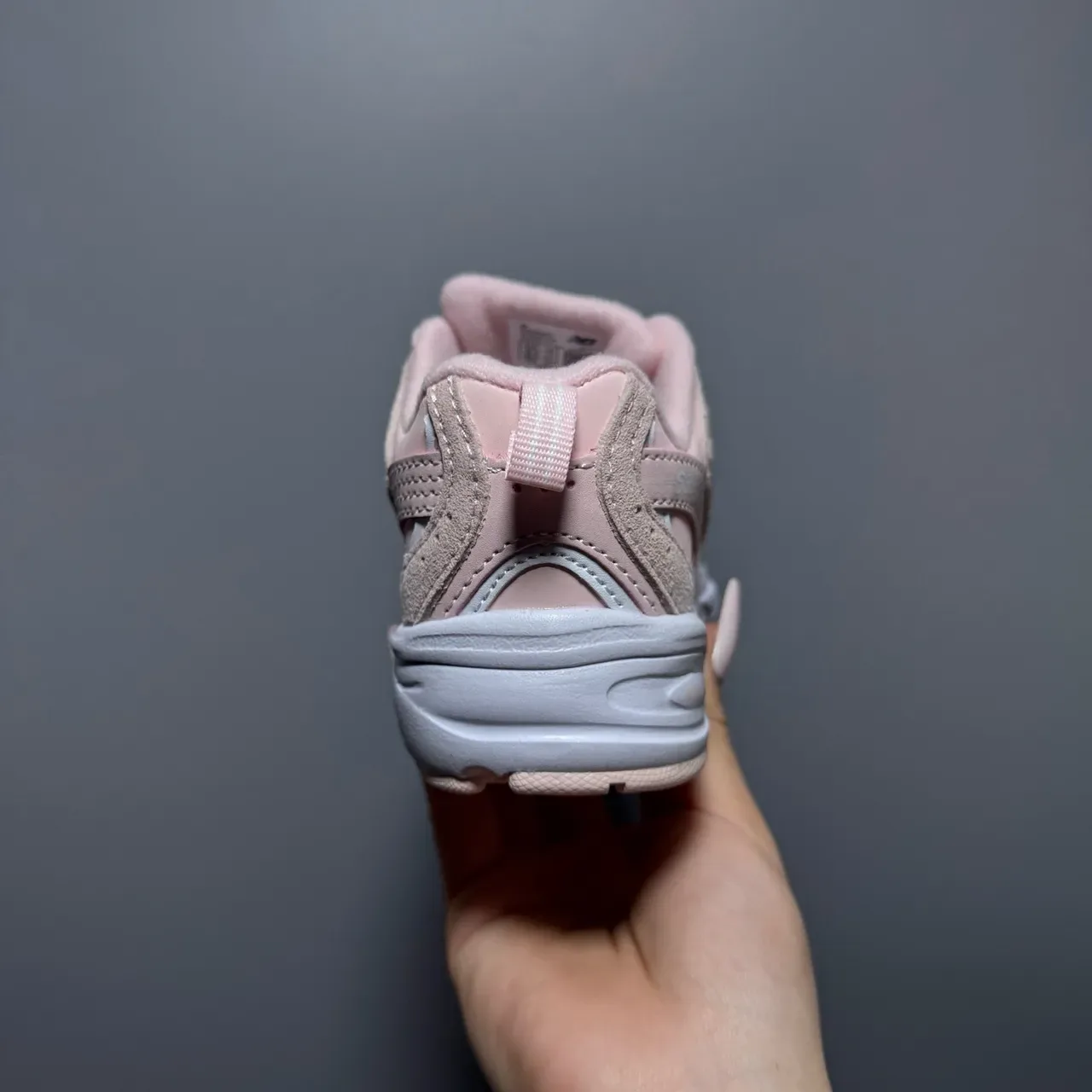 New Balance গোলাপি সাদা চাঙ্কি মিডসোল মিশ্রিত উপাদানের উপর লাইফস্টাইল স্নিকার 14