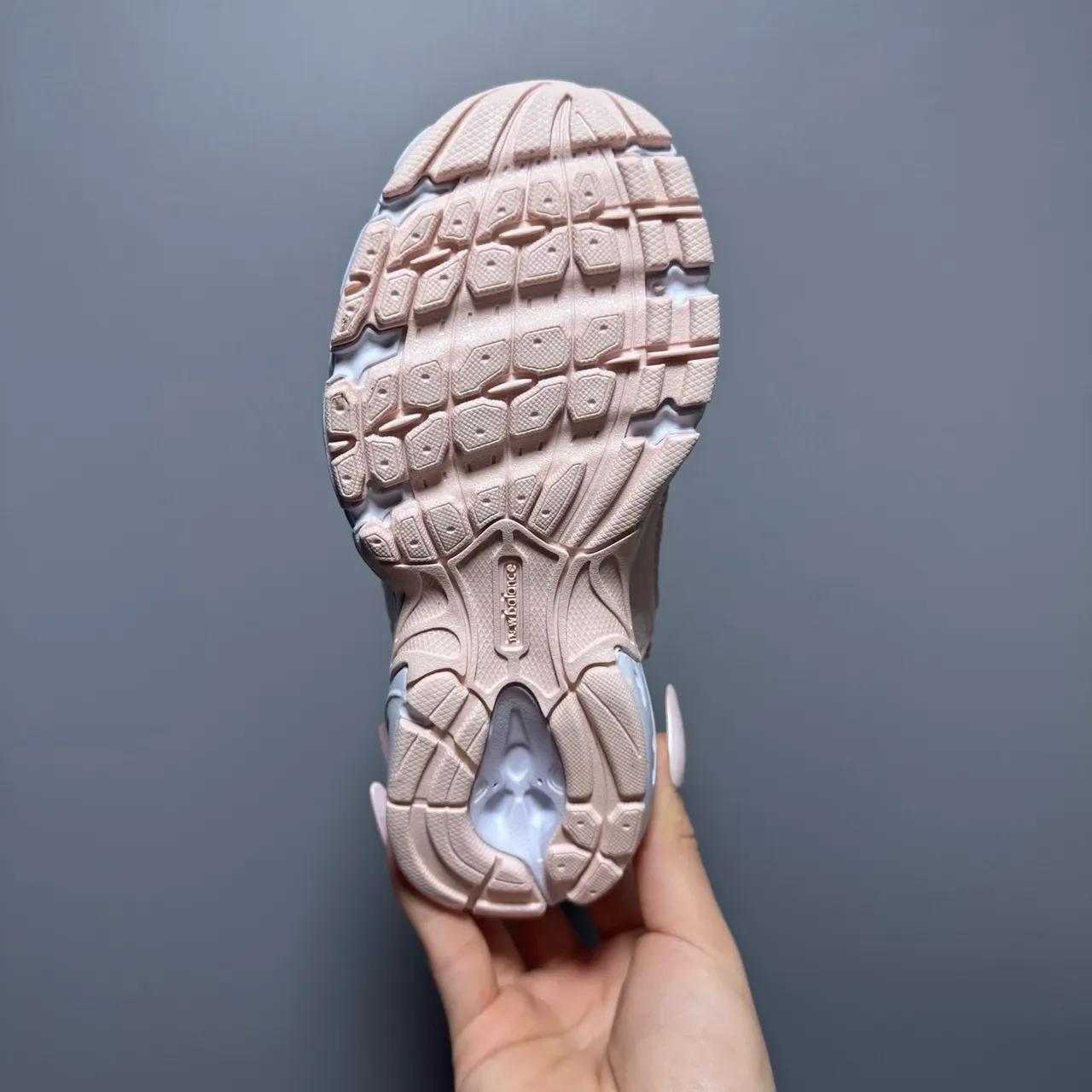 New Balance গোলাপি সাদা চাঙ্কি মিডসোল মিশ্রিত উপাদানের উপর লাইফস্টাইল স্নিকার 15