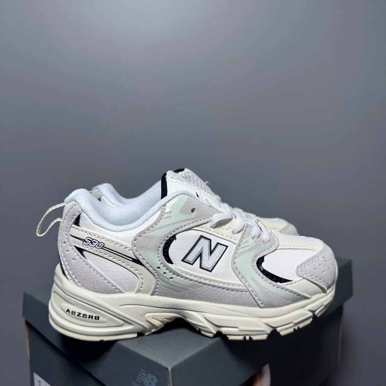 New Balance গোলাপি সাদা চাঙ্কি মিডসোল মিশ্রিত উপাদানের উপর লাইফস্টাইল স্নিকার 16