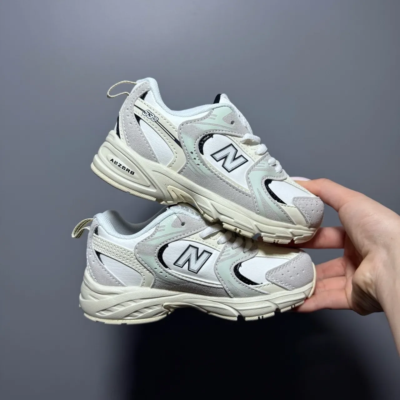New Balance গোলাপি সাদা চাঙ্কি মিডসোল মিশ্রিত উপাদানের উপর লাইফস্টাইল স্নিকার 17