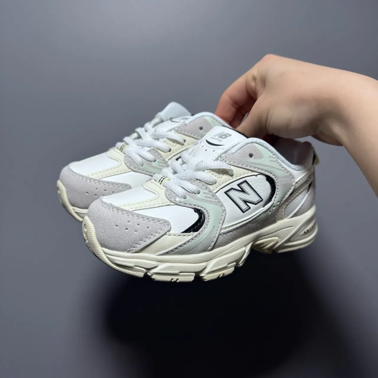 New Balance গোলাপি সাদা চাঙ্কি মিডসোল মিশ্রিত উপাদানের উপর লাইফস্টাইল স্নিকার 18