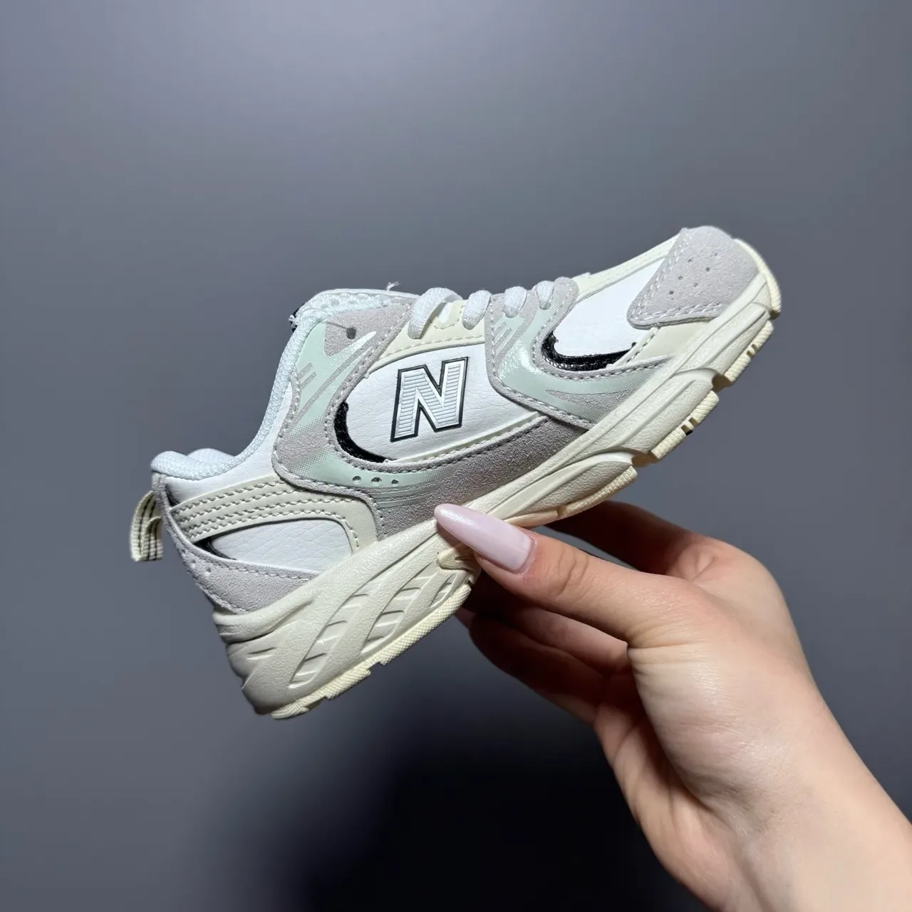 New Balance গোলাপি সাদা চাঙ্কি মিডসোল মিশ্রিত উপাদানের উপর লাইফস্টাইল স্নিকার 20