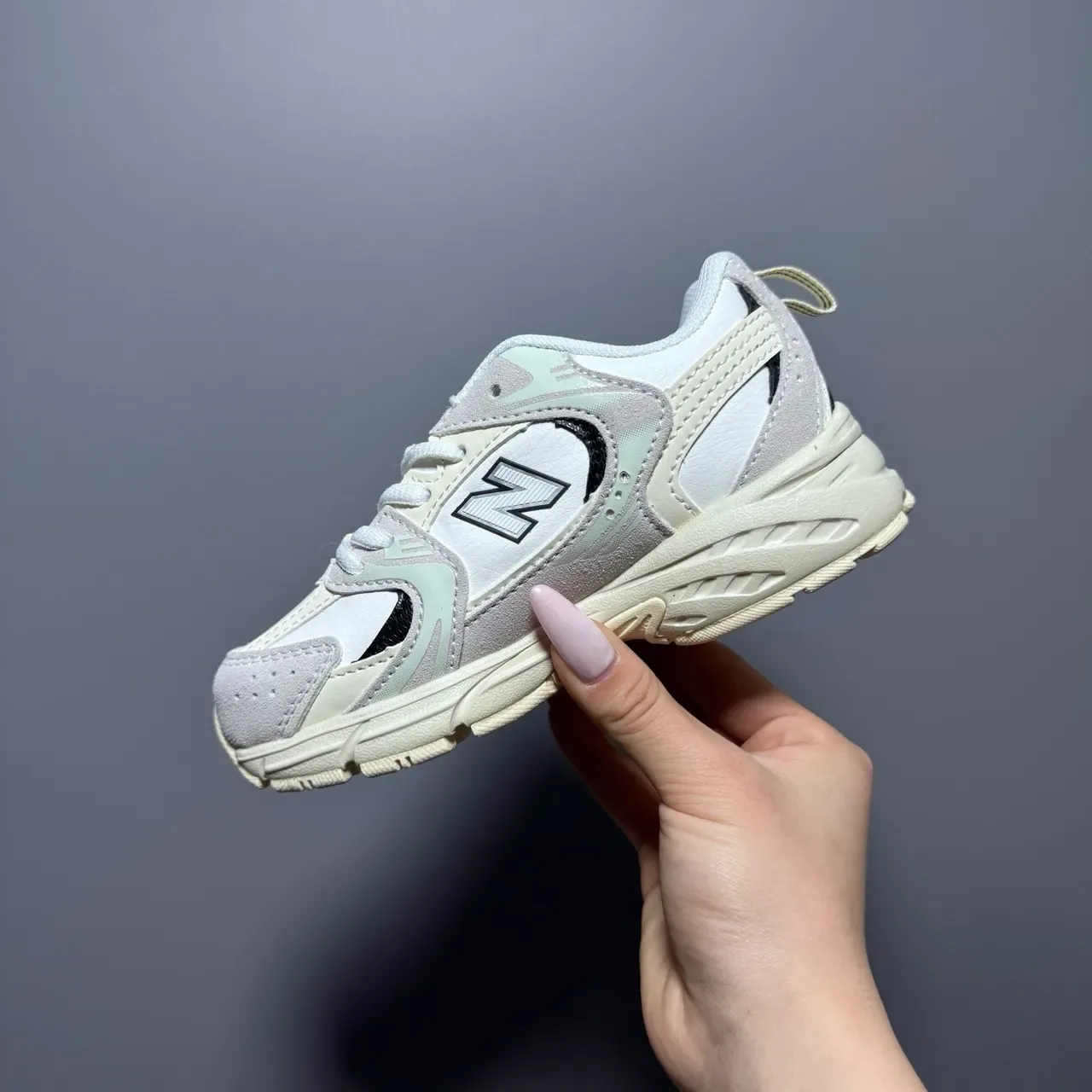 New Balance গোলাপি সাদা চাঙ্কি মিডসোল মিশ্রিত উপাদানের উপর লাইফস্টাইল স্নিকার 21