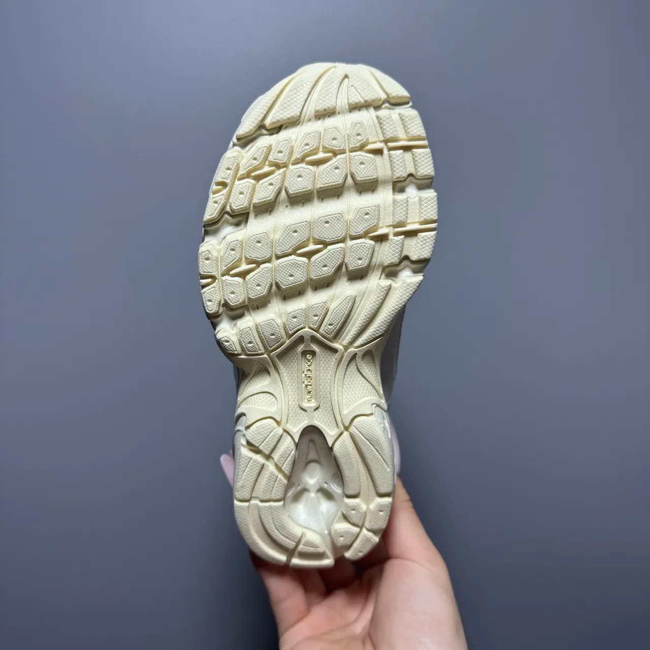 New Balance গোলাপি সাদা চাঙ্কি মিডসোল মিশ্রিত উপাদানের উপর লাইফস্টাইল স্নিকার 24