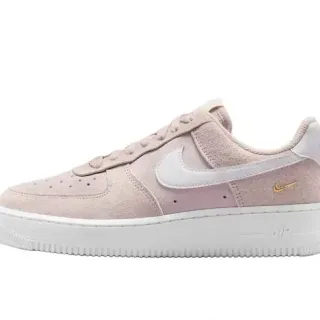 Nike Air Force 1 حذاء رياضي لايف ستايل وردي داستي ناعم من السويد