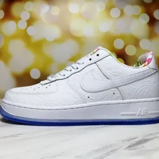 Nike Air Force 1 Tênis Lifestyle Brancos com Floral Embossed no Calcanhar