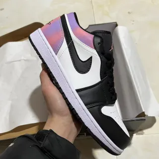 Nike Air Jordan 1 Low إيريديسنت وردي بنفسجي أسود أبيض نمط الحياة حذاء رياضي
