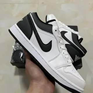 Nike Air Jordan 1 Low حذاء رياضي أبيض أسود للنمط الحياتي