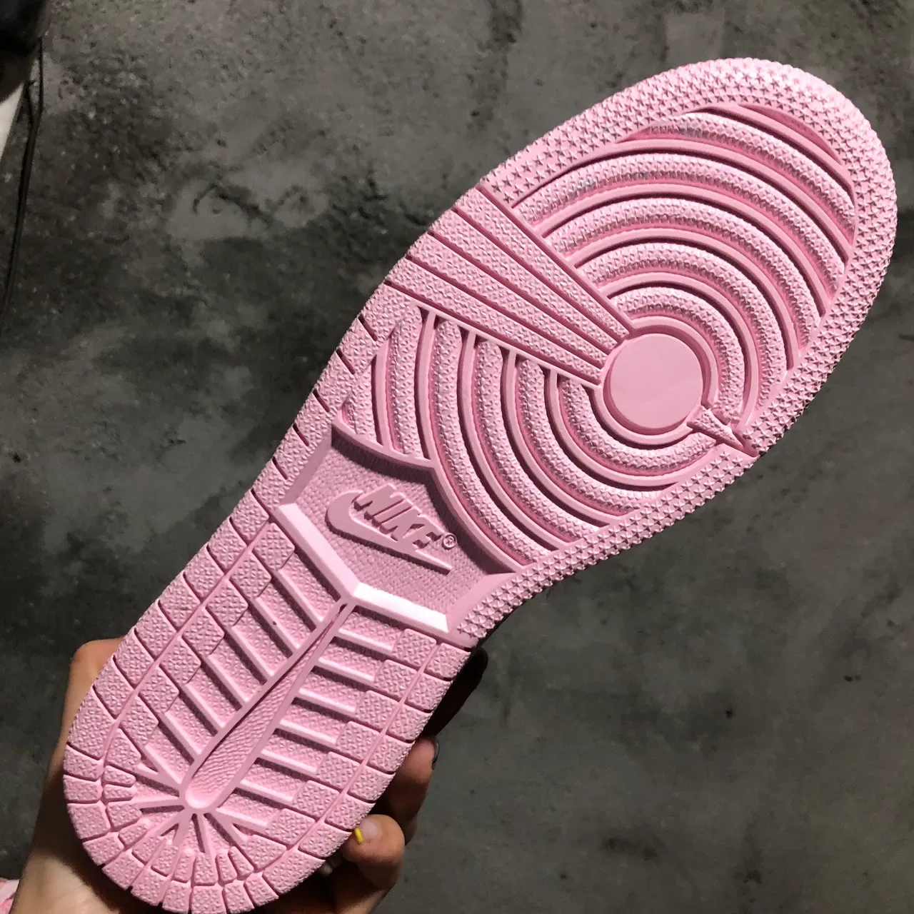 Nike Air Jordan 1 Mid 粉色和白色生活方式运动鞋 2