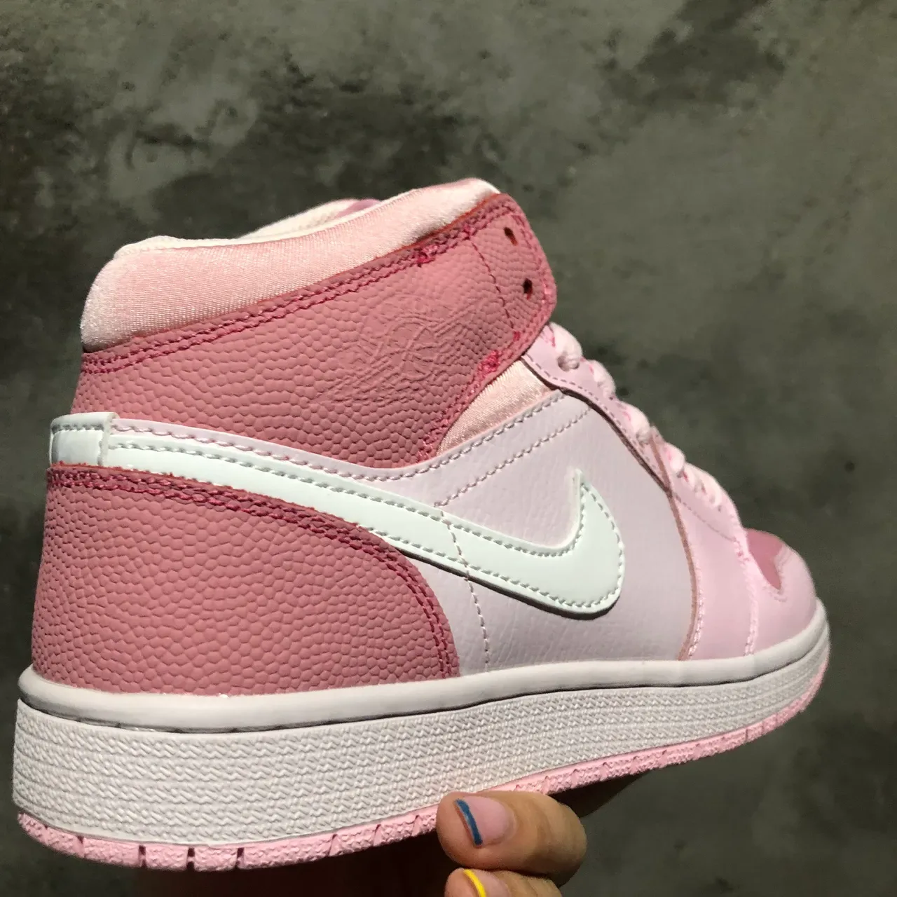 Nike Air Jordan 1 Mid 粉色和白色生活方式运动鞋 3