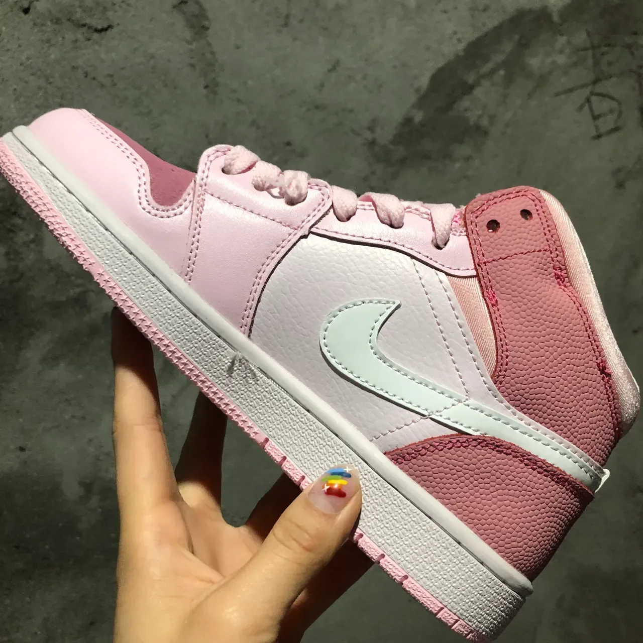 Nike Air Jordan 1 Mid 粉色和白色生活方式运动鞋 4