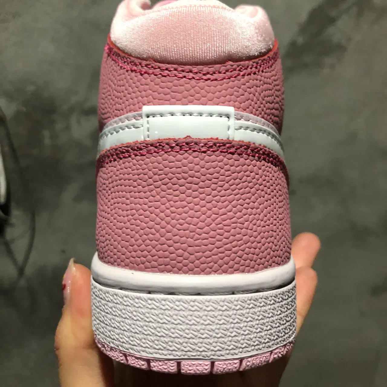 Nike Air Jordan 1 Mid 粉色和白色生活方式运动鞋 5