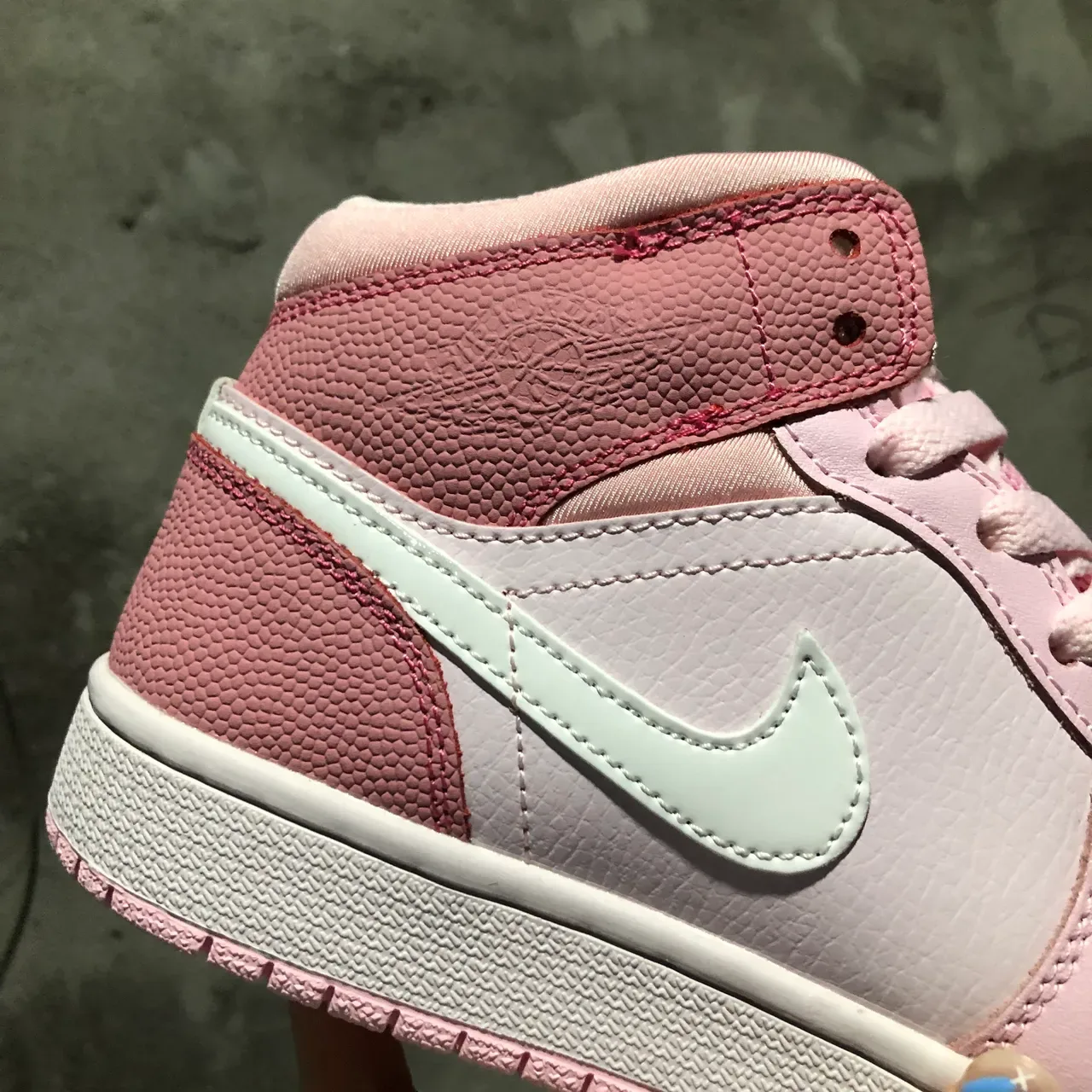Nike Air Jordan 1 Mid 粉色和白色生活方式运动鞋 6