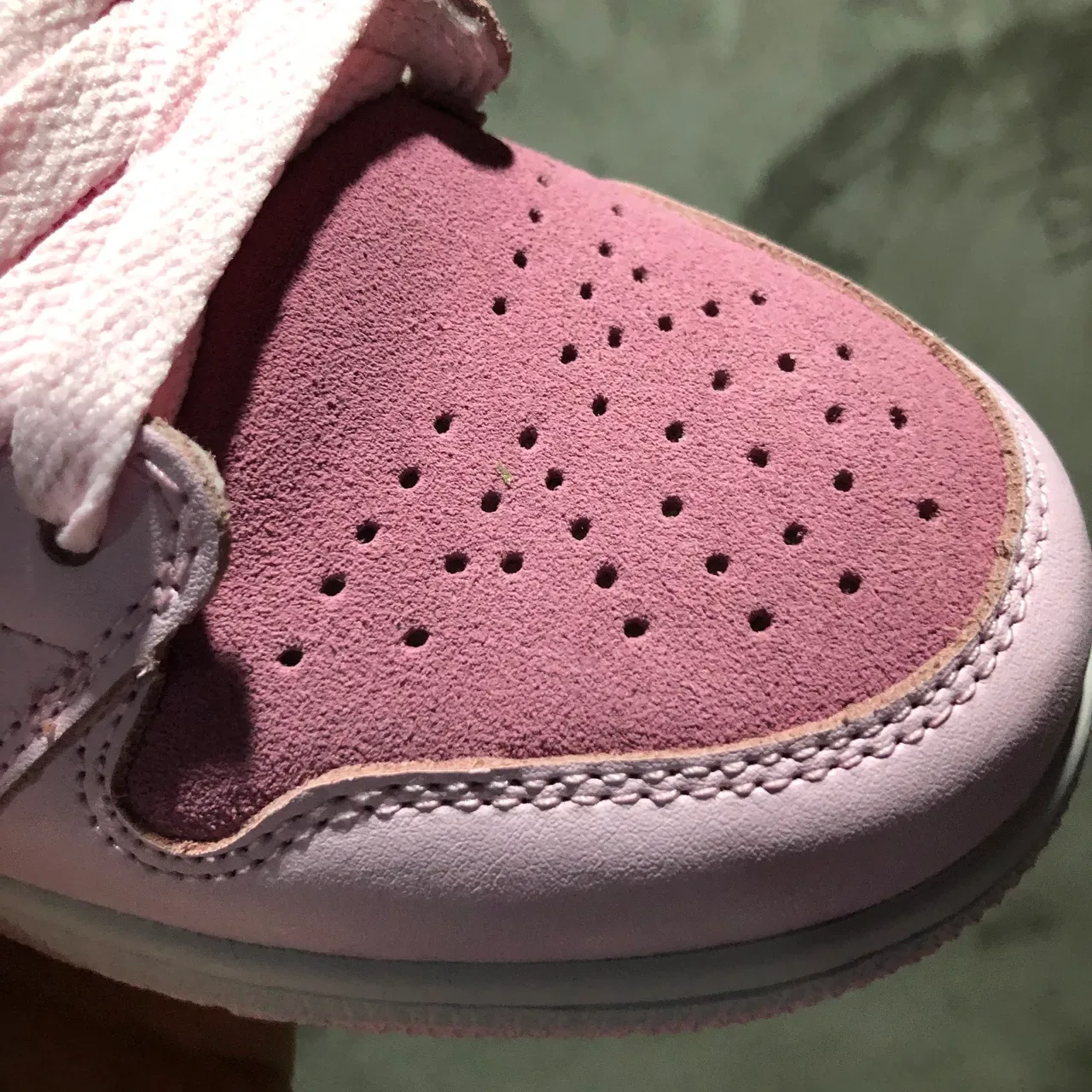 Nike Air Jordan 1 Mid 粉色和白色生活方式运动鞋 7